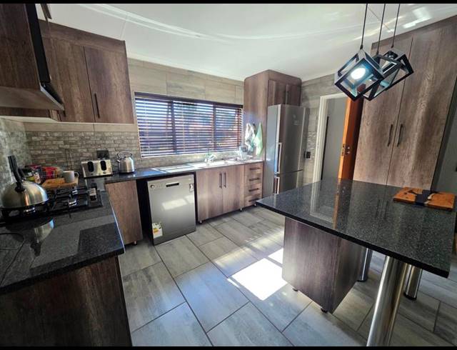4 BEDROOM HOUSE FOR SALE IN MISTY BAY